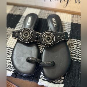 Women’s Vaneli Loop Toe Sandal with Crystal Disc size 5.5